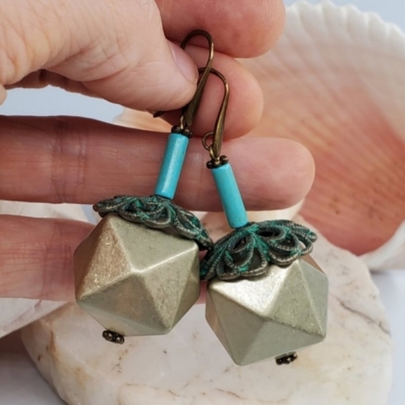 🔥10 for $30🔥 bundle for SUPER DEAL Antique Gold Kube Earrings - Picture 1 of 5
